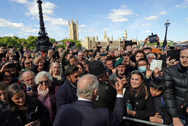 两位王室成员走出室外，与在队伍中的人群嘘寒问暖，亲民指数破表。(图/路透社) 