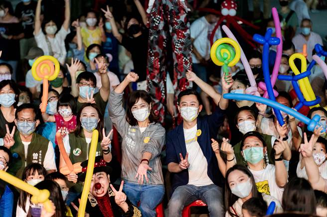 「魔法小虹号」17日晚间正式启航，前市长林智坚再度出现在活动会场与沈慧虹合体，并与亲子们同乐。（沈慧虹提供／陈育贤新竹传真）