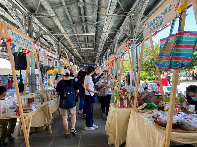 夏日嘉年华市集17日在台中驿铁道文化园区热闹登场。（陈淑芬摄）