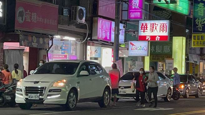 鳳山民眾在大街逃竄。（柯宗緯攝）