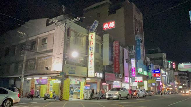 鳳山街頭路燈、電線桿搖晃劇烈。（柯宗緯攝）