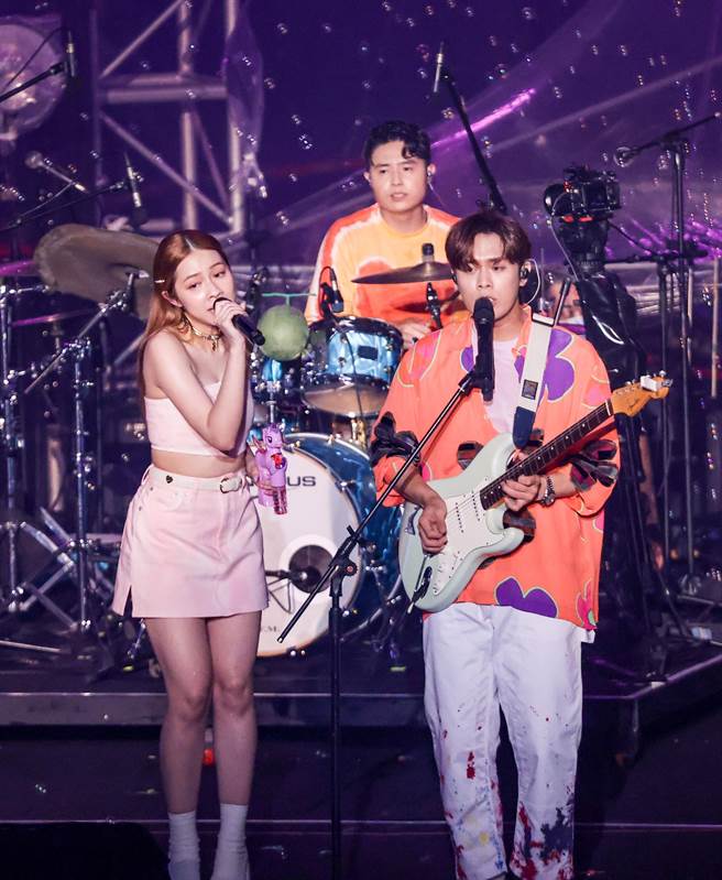 「告五人」17日在台北儿童新乐园开唱，吸引大批粉丝到场支持。（罗永铭摄）