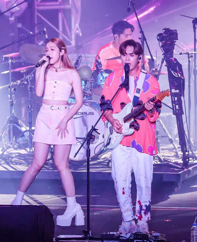 乐团「告五人」17日在台北儿童新乐园开唱。（罗永铭摄）