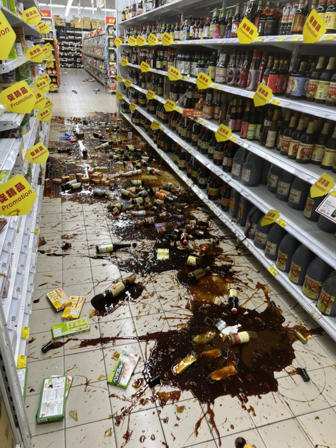 台东大润发，瓶罐倒一地。（图／记者爆料网）