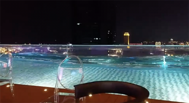新开幕的高雄承亿酒店24楼无边际泳池「震到可以衝浪了」，影片也听见此起彼落尖叫声。（记者爆料网提供）