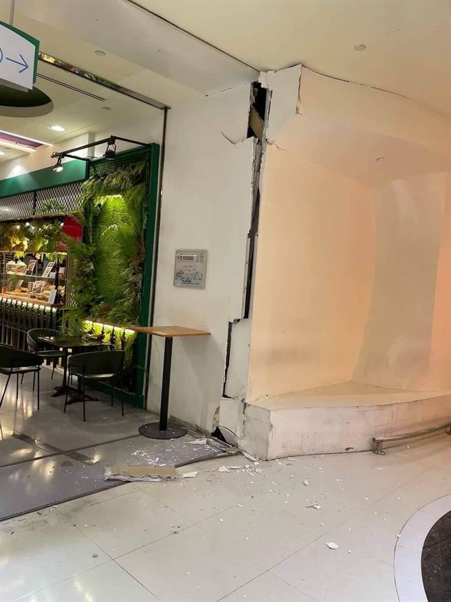 高雄梦时代灾情惨重，根据曝光的照片显示，天花板坠落，墙壁更裂出数个超级大缝，令人怵目惊心。（记者爆料网提供）