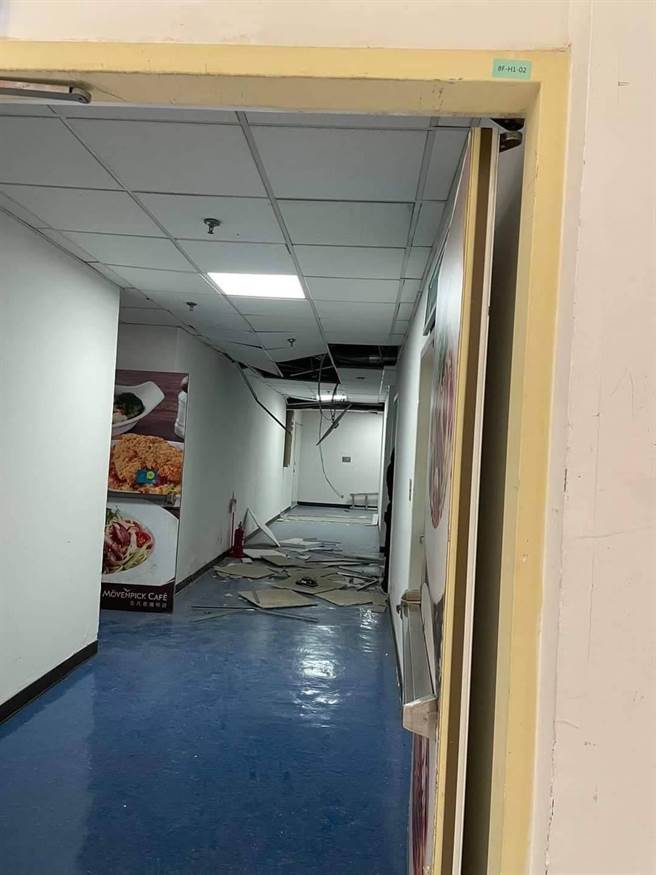 高雄梦时代灾情惨重，根据曝光的照片显示，天花板坠落，墙壁更裂出数个超级大缝，令人怵目惊心。（记者爆料网提供）