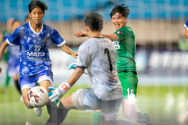 高雄阳信前锋李綉琴（右）右脚推射打入此役第2球，桃园战神门将吴卓蔚出击扑救不及。（中华足协提供）