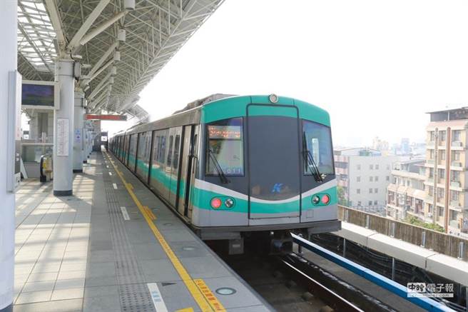 高捷公司表示，一度停车静待5分钟无摇晃后，目前所有列车均已进入车站，旅客均可下车，无人员受困，无设备受损。预计10时45分列车空车巡轨完毕后会恢復行驶。（本报资料照片）