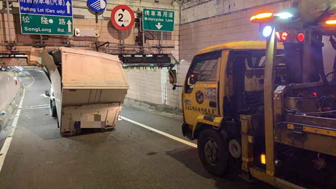 台北市基隆路一段地下道今（17日）发生一起车祸意外，1辆货车硬闯地下道，车身当场「腰折 」，目前事故已排除。（图／林郁平翻摄）