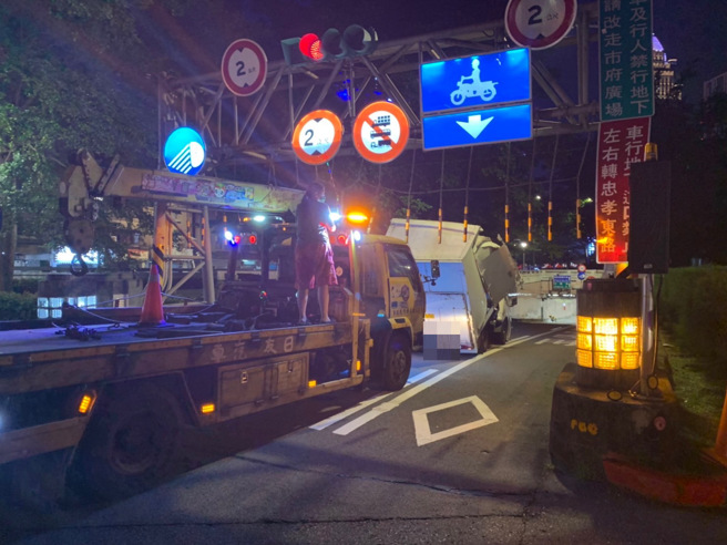 台北市基隆路一段地下道今（17日）发生一起车祸意外，1辆货车硬闯地下道，车身当场「腰折 」，目前事故已排除。（图／林郁平翻摄）