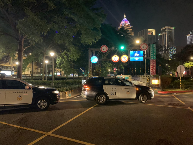 台北市基隆路一段地下道今（17日）发生一起车祸意外，1辆货车硬闯地下道，车身当场「腰折 」，目前事故已排除。（图／林郁平翻摄）