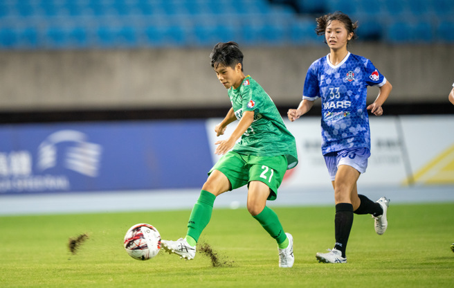 高雄阳信松于庭（左）替补上阵，攻入个人木兰联赛生涯首颗进球。（中华足协提供）