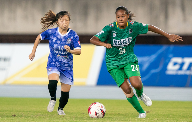 高雄阳信高二小将王若萍（右）首次在木兰联赛先发，表现令人印象深刻。（中华足协提供）