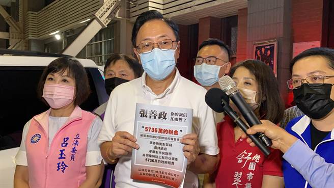 国民党桃园市长参选人张善政今晚赴中坜分局报案提告。（蔡明亘摄）