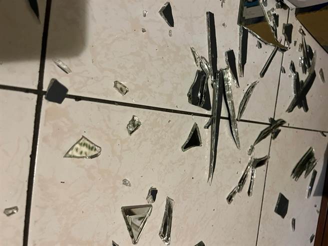 凤山区有民眾家里镜子不堪强震，碎裂一地。（民眾提供／杨舒婷高雄传真）