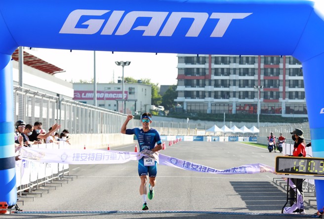 「铁人一哥」张团畯确诊新冠肺炎后復出首场赛事夺冠。（捷安特提供）