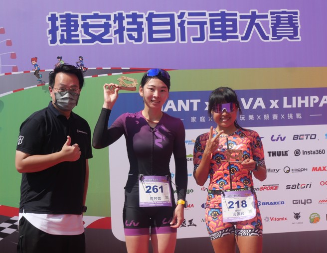 已经多年没比赛的前亚运国手易芳如（中）轻松拿下女子总排第一。（捷安特提供）