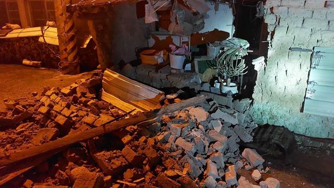 土角屋的砖块墙面散落。（富里乡义消分队提供）