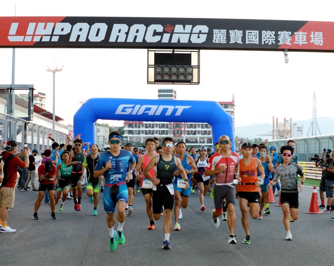 铁人二项张团畯（前左1）开始就一马当先。（捷安特提供）