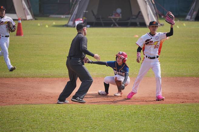 「体坛周子瑜」姜巧文（中二）滑垒成功。（巨宸制作提供）