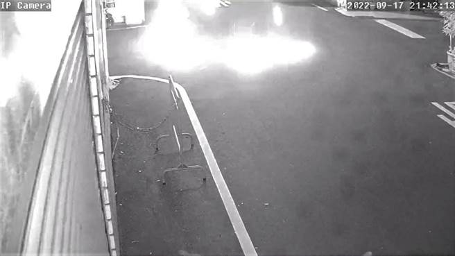 9月17日晚间地牛翻身，造成高雄市冈山区湾里里电线爆炸火花四射。（记者爆料网提供／林瑞益高雄传真）