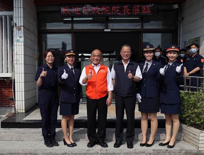 行政院长苏贞昌17日特地南下枋寮慰问员警，感谢警方的付出，同时宣布枋寮警分局重建经费已核定。（警方提供／谢佳潾屏东传真）