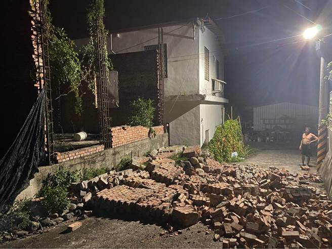 台东县海端乡1处多年未盖起来的红砖墙也倒塌，砖头掉满地。（蔡旻妤摄）