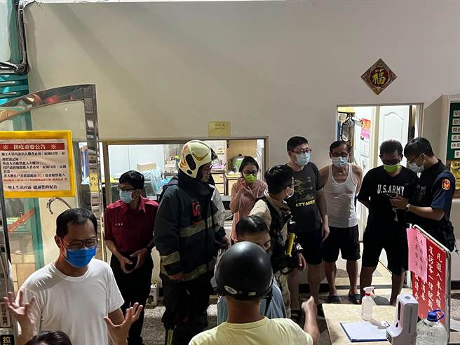 17日晚间9时41分发生规模6.4有感地震，高雄市楠梓地区加昌路传出1件电梯受困。警消获报到场，救出受困于电梯中的65岁陈姓男子等3名受困民眾。（翻摄照片／林瑞益高雄传真）