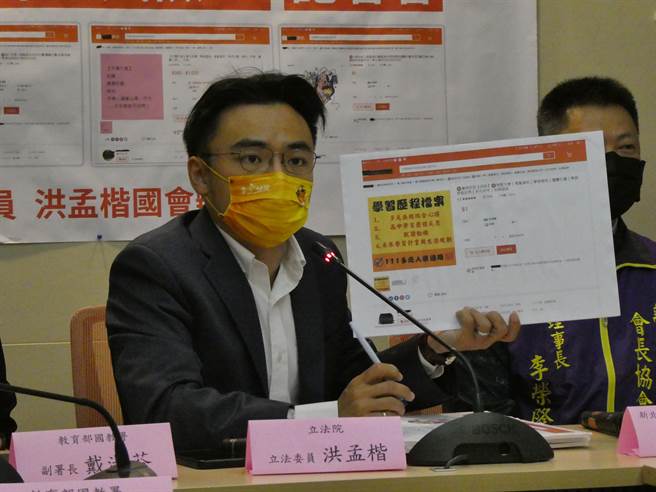 慈济透露去年购捐新冠疫苗过程遭民进党政府阻挡，遭绿营围剿，也引爆蓝绿攻防。蔡英文总统今在脸书感谢慈济，但也呼吁外界勿再以疫苗议题作选举口水战，否则无助防疫。国民党立委反批，蔡才是真正关心民进党选情更胜国人染疫。（周志豪摄）