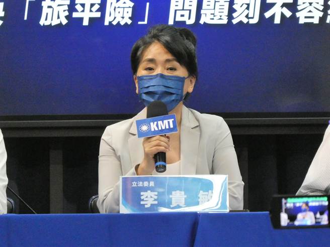 慈济透露去年购捐新冠疫苗过程遭民进党政府阻挡，遭绿营围剿，也引爆蓝绿攻防。蔡英文总统今在脸书感谢慈济，但也呼吁外界勿再以疫苗议题作选举口水战，否则无助防疫。国民党立委反批，蔡才是真正关心民进党选情更胜国人染疫。（周志豪摄）