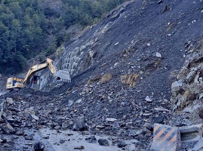 台中市和平区台8线77K灵甫桥路段，因地震造成边坡坍方双向阻断。（民眾提供）