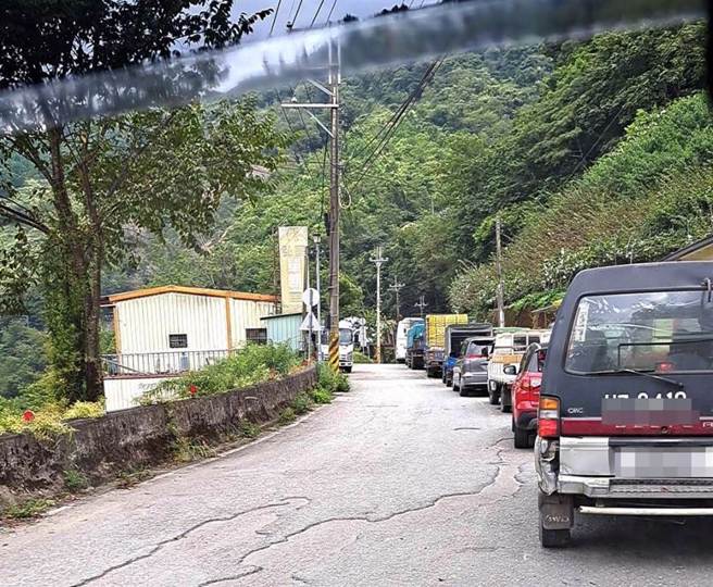 台8线因受地震影响，晚上已由谷关工务段外包厂商，进行封路管制。(民眾提供)