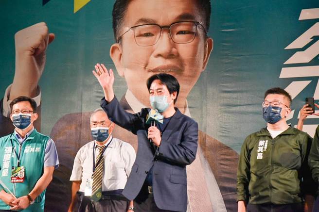 赖清德17日晚上为蔡其昌站台，引用远见评鑑，认为台中8大面向施政皆在全台11名外，令人担心台中的未来。（潘虹恩摄）