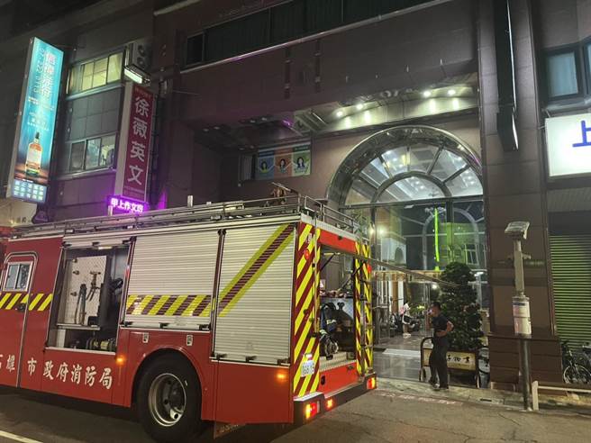 今日晚间地震，高雄传出多起电梯受困灾情。（翻摄照片／崔正纲高雄传真）