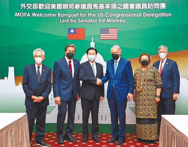 外交部长吴钊燮（左三）8月15日以午宴欢迎由美国联邦参议员马基（右三）所率领的美国国会议员访问团。（外交部提供）