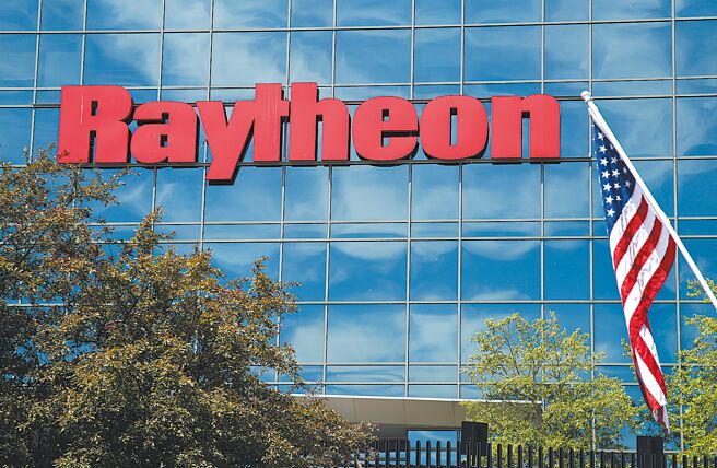 美国2日宣布出售台湾总额11.06亿美元武器计画，中国外交部发言人毛寧16日在例行记者会表示，为维护中国主权和安全利益，中国政府决定对参与军售的美国雷神技术公司（见图）董事长兼执行长海耶斯、波音公司总裁兼执行长卡尔伯特实施制裁。（美联社）