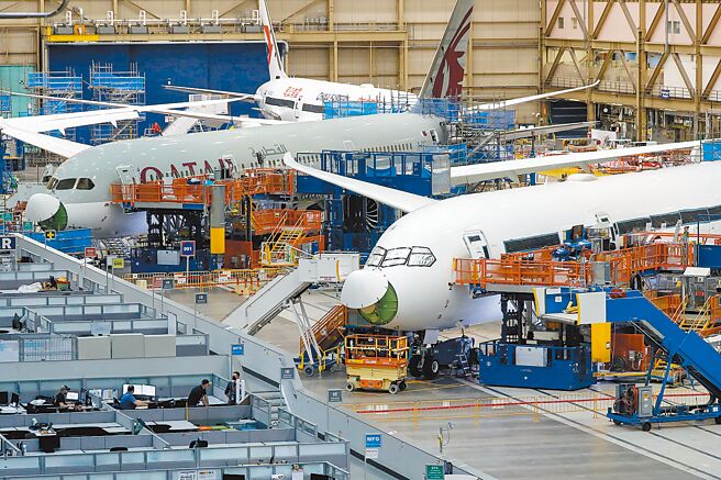 美国2日宣布出售台湾总额11.06亿美元武器计画，中国外交部发言人毛寧16日在例行记者会表示，为维护中国主权和安全利益，中国政府决定对参与军售的美国雷神技术公司董事长兼执行长海耶斯、波音公司（见图）总裁兼执行长卡尔伯特实施制裁。（美联社）