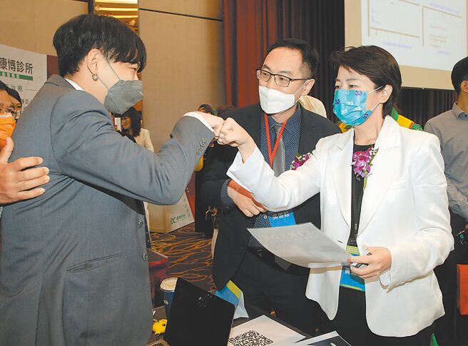 无党籍台北市长参选人黄珊珊（右）表示，中央到底有无挡疫苗採购自己最清楚。图为黄珊珊16日出席「2022中小企业ESG博览会」，和民眾击拳致意。（赵双杰摄）