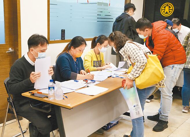 新冠肺炎疫情衍生防疫保单之乱，立委高嘉瑜痛批金管会任凭业者摆烂，对于保户权益受损视若无睹。图为去年民眾抢买防疫保单盛况。（本报资料照片）