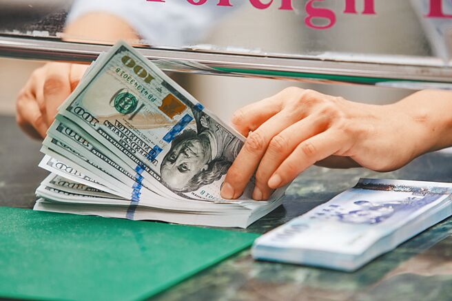 新台幣貶值速度太快，將帶動進口物價上漲壓力。（郭吉銓攝）