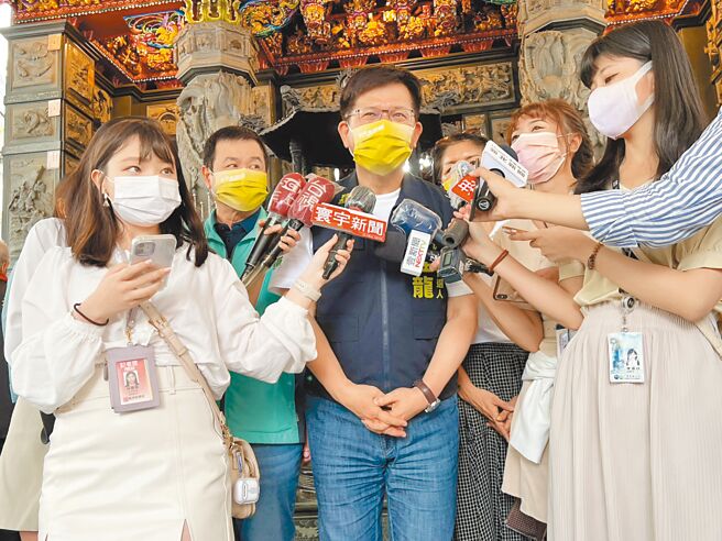 湧蓮寺主委陳宏昌表示，會擔任新北市長侯友宜的蘆洲競選總部主委，破除外界「拔樁」說法，林佳龍（中）認為，陳也有祝福他當選，沒有拔樁的問題。（李奇叡攝）