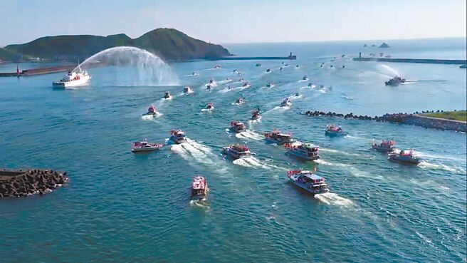 2022蘭陽媽祖文化節16日早上從蘇澳鎮南方澳漁港出發，展開首日海巡行程，出發時海巡署船艦為船隊噴水祈福，聲勢浩大。（宜蘭縣政府提供／李忠一宜蘭傳真）