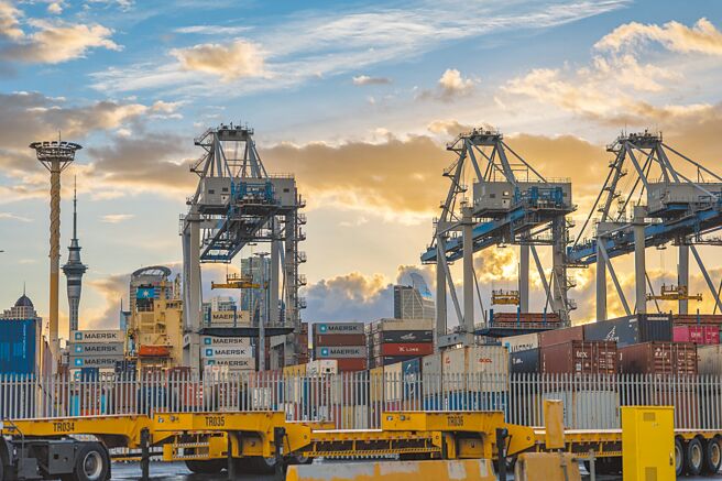 由於全球多國採用升息方式應對通膨，世界銀行警告，明年全球經濟恐步入衰退。圖為紐西蘭的一個貨櫃碼頭。（新華社）