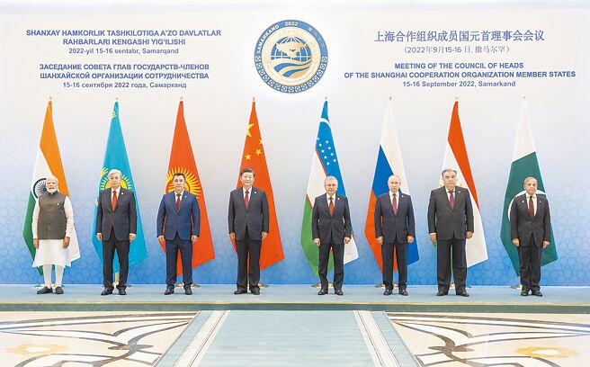 中国国家主席习近平（左4）16日参加于乌兹别克撒马罕举行的上合组织成员国元首理事会，与印度、哈萨克、吉尔吉斯、塔吉克等多国元首合影。（新华社）