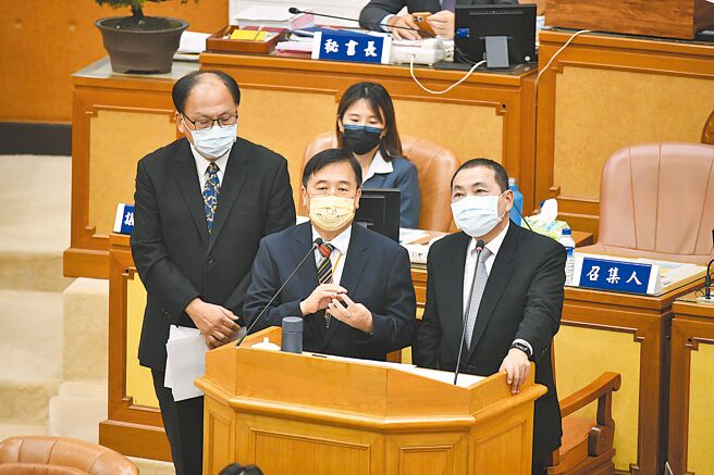 新北市议员赖秋媚吁市府争取双北1280元搭到饱交通月票，纳入桃园机场捷运，新北市长侯友宜表示，「会去沟通」。（陈慰慈摄）