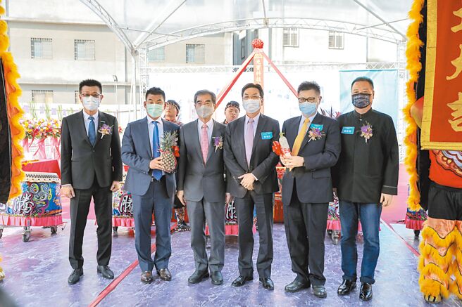 新北市中和區發跡的老牌電子大廠光寶科技，投資28.2億元重建地上11層、地下4層的廠辦大樓暨研發中心，16日舉行動土開工典禮。（李奇叡攝）