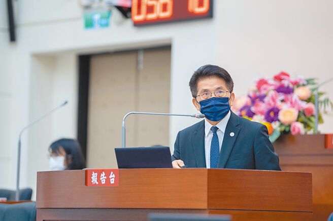 新竹市議會16日定期會，由代理市長陳章賢進行施政報告，指市府7年多來推行5大願景，大小建設獲國內外逾200獎項。（王惠慧攝）