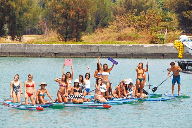 第18届「屏东满州佳乐水国际衝浪嘉年华」将于30日登场，赛前特别推出为期2天的免费SUP体验，多名比基尼女郎16日在车城海口港划SUP助阵，欢迎大家来玩。（谢佳潾摄）