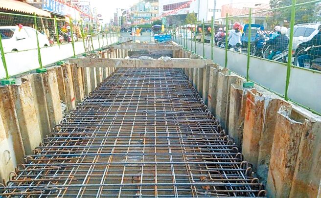 雨水下水道被视为看不见的良心工程，屏县议员黄明贤建议屏县府，应该积极提升实施率。（屏县府提供／林和生屏东传真）
